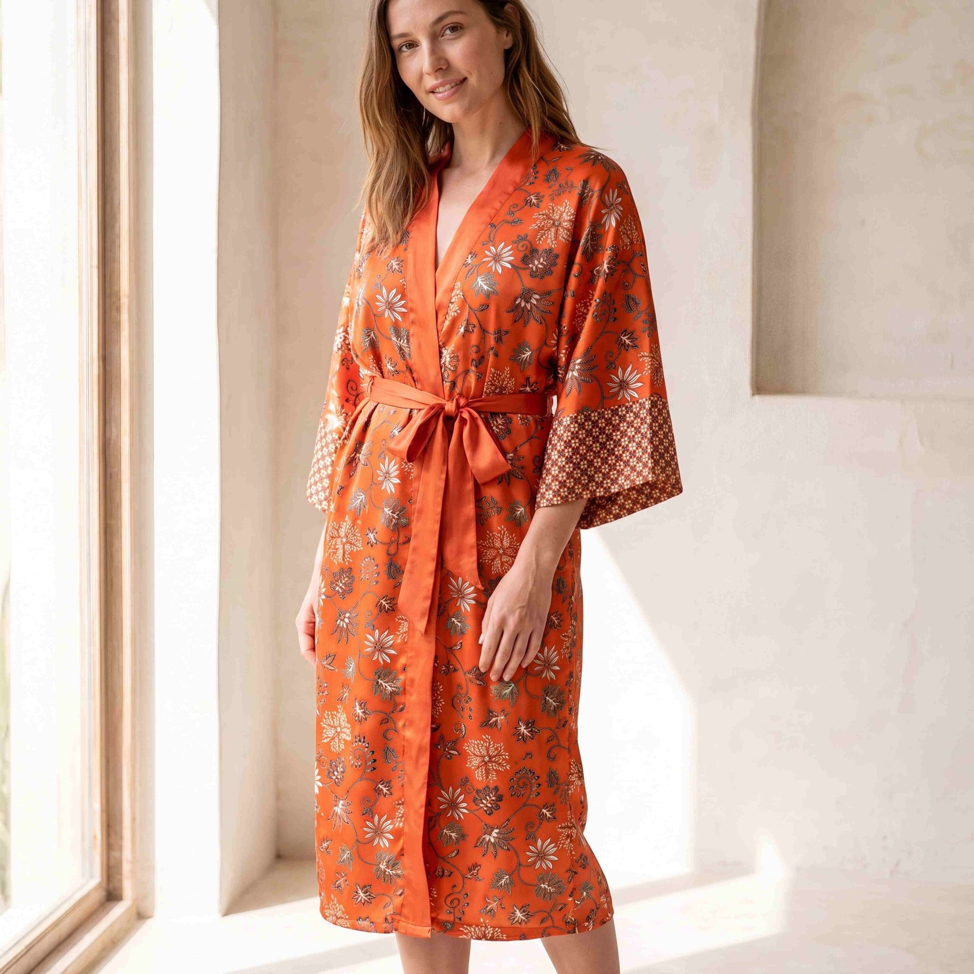 Kuta – Orange fleuri : Kimono long en soie - Amboria