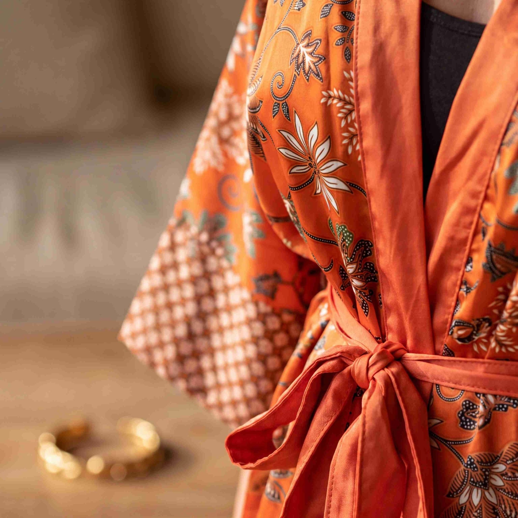 Kuta – Orange fleuri : Kimono mi-long en soie - Amboria