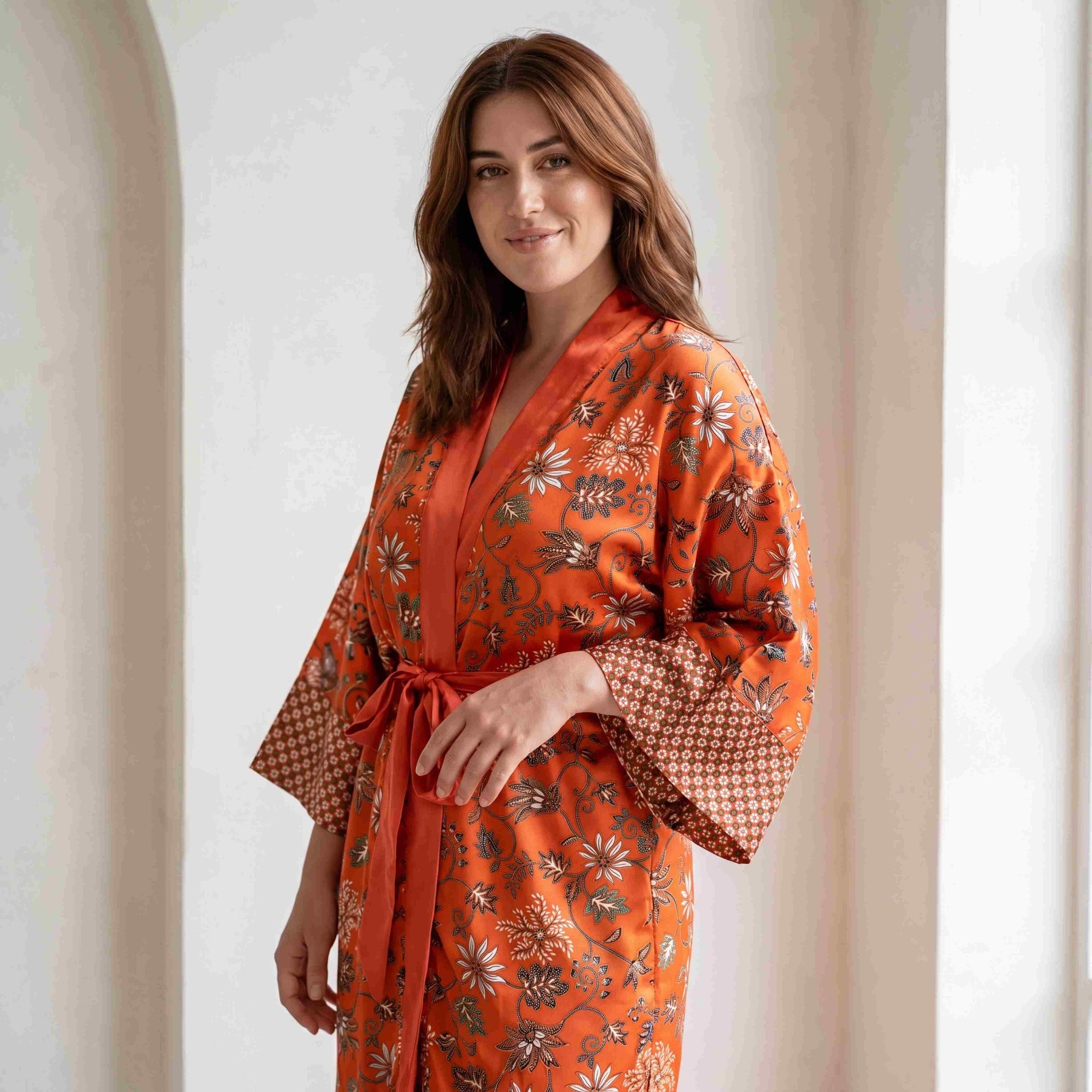 Kuta – Orange fleuri : Kimono mi-long en soie - Amboria