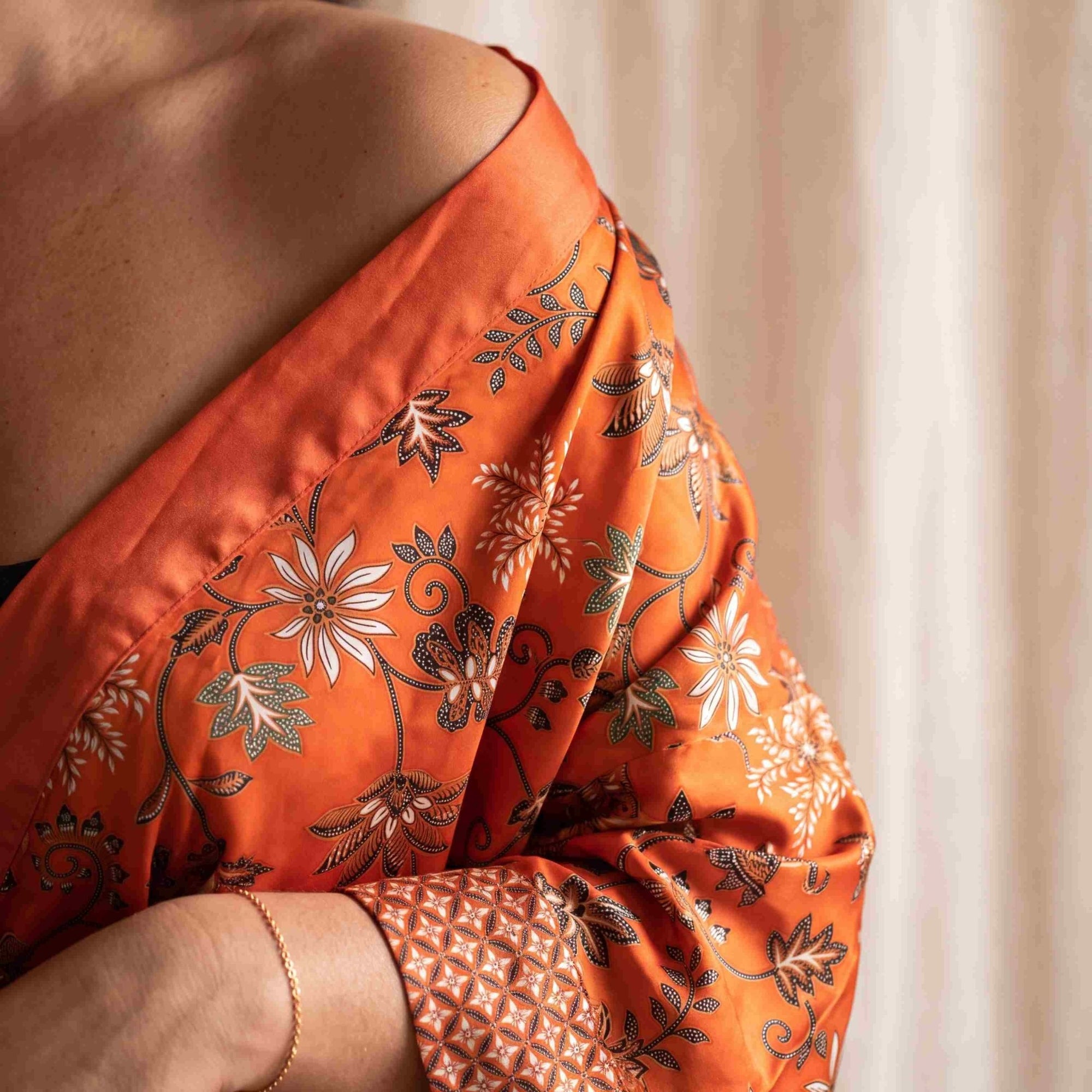 Kuta – Orange fleuri : Kimono mi-long en soie - Amboria