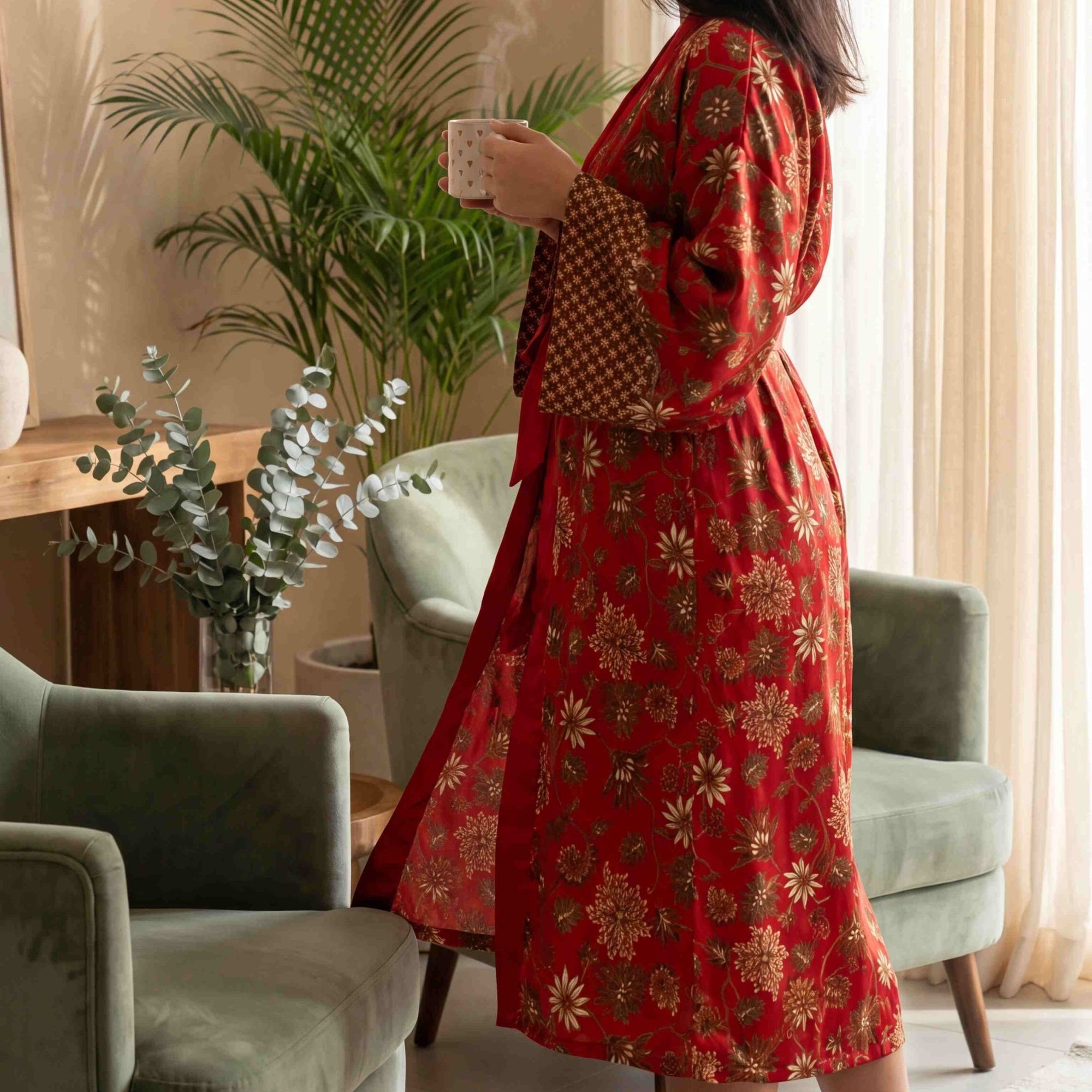 Lovina – Rouge fleuri : Kimono long en soie - Amboria
