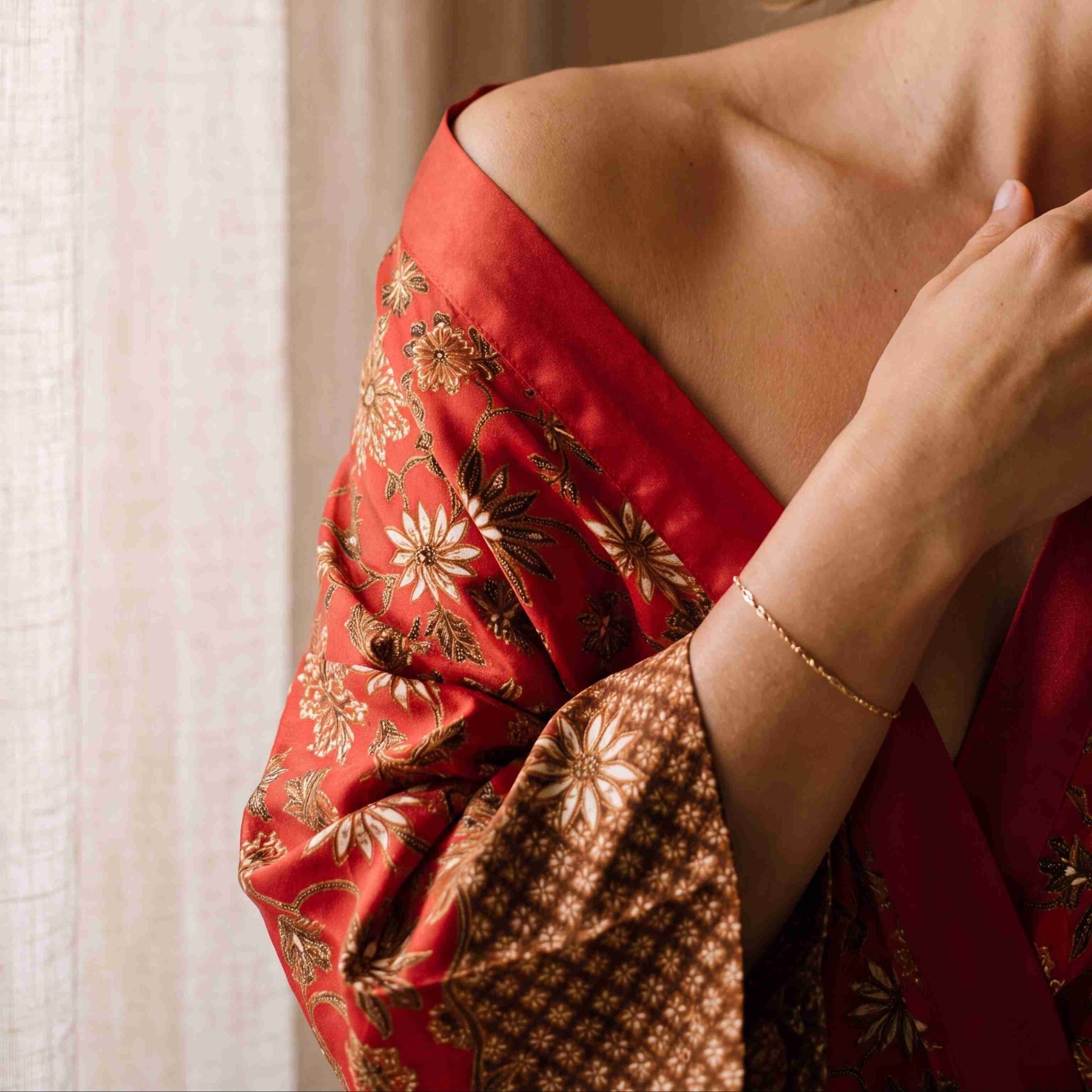 Lovina – Rouge fleuri : Kimono long en soie - Amboria