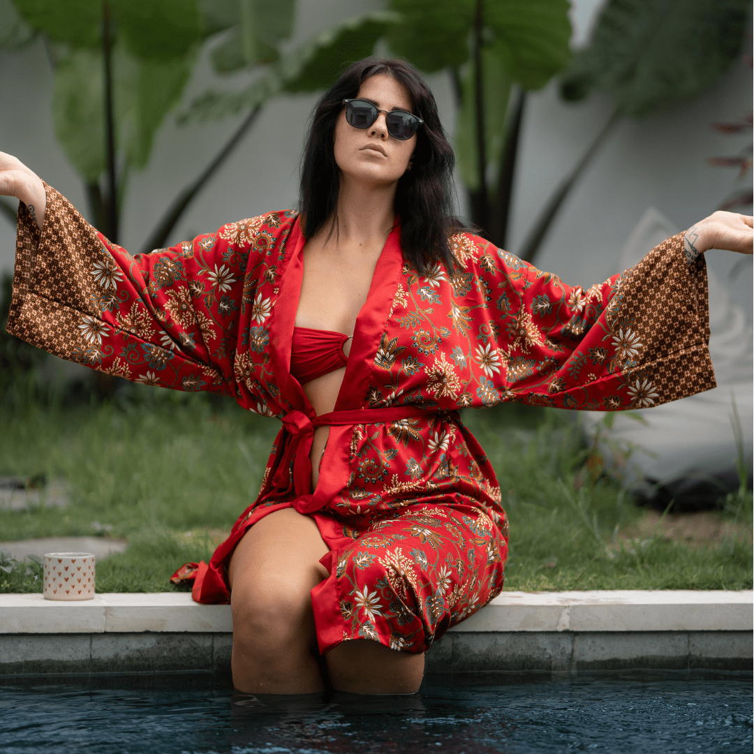 Lovina – Rouge fleuri : Kimono long en soie - Amboria