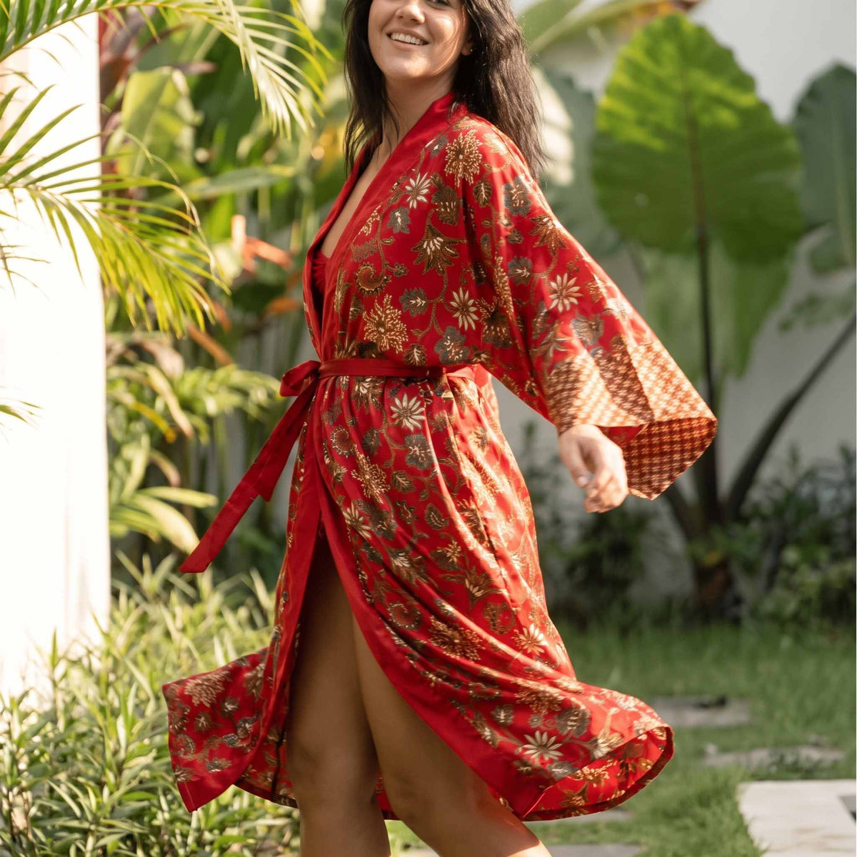 Lovina – Rouge fleuri : Kimono long en soie - Amboria