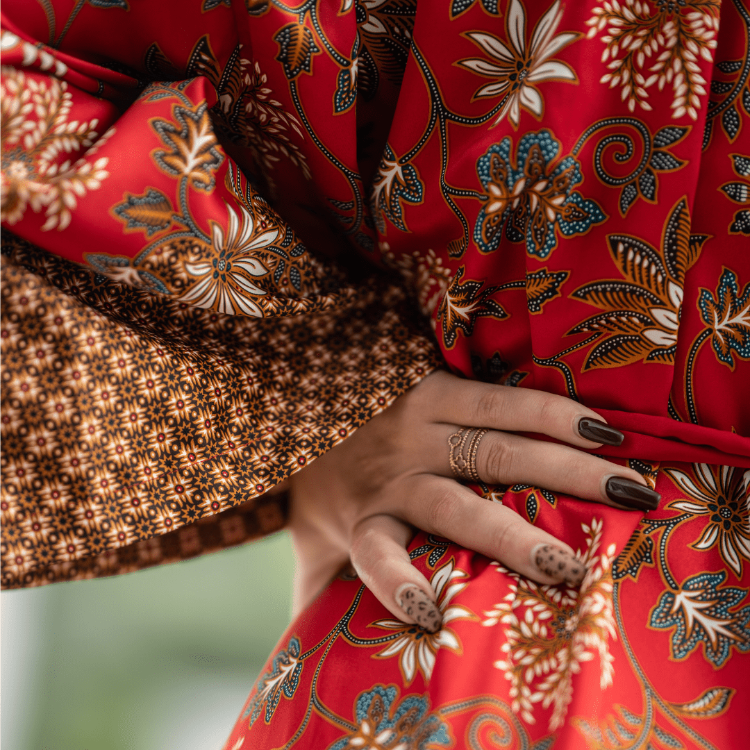 Lovina – Rouge fleuri : Kimono long en soie - Amboria