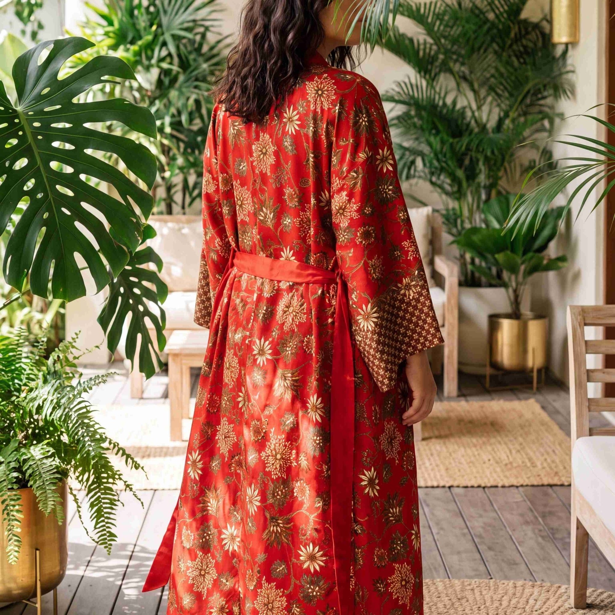 Lovina – Rouge fleuri : Kimono long en soie - Amboria