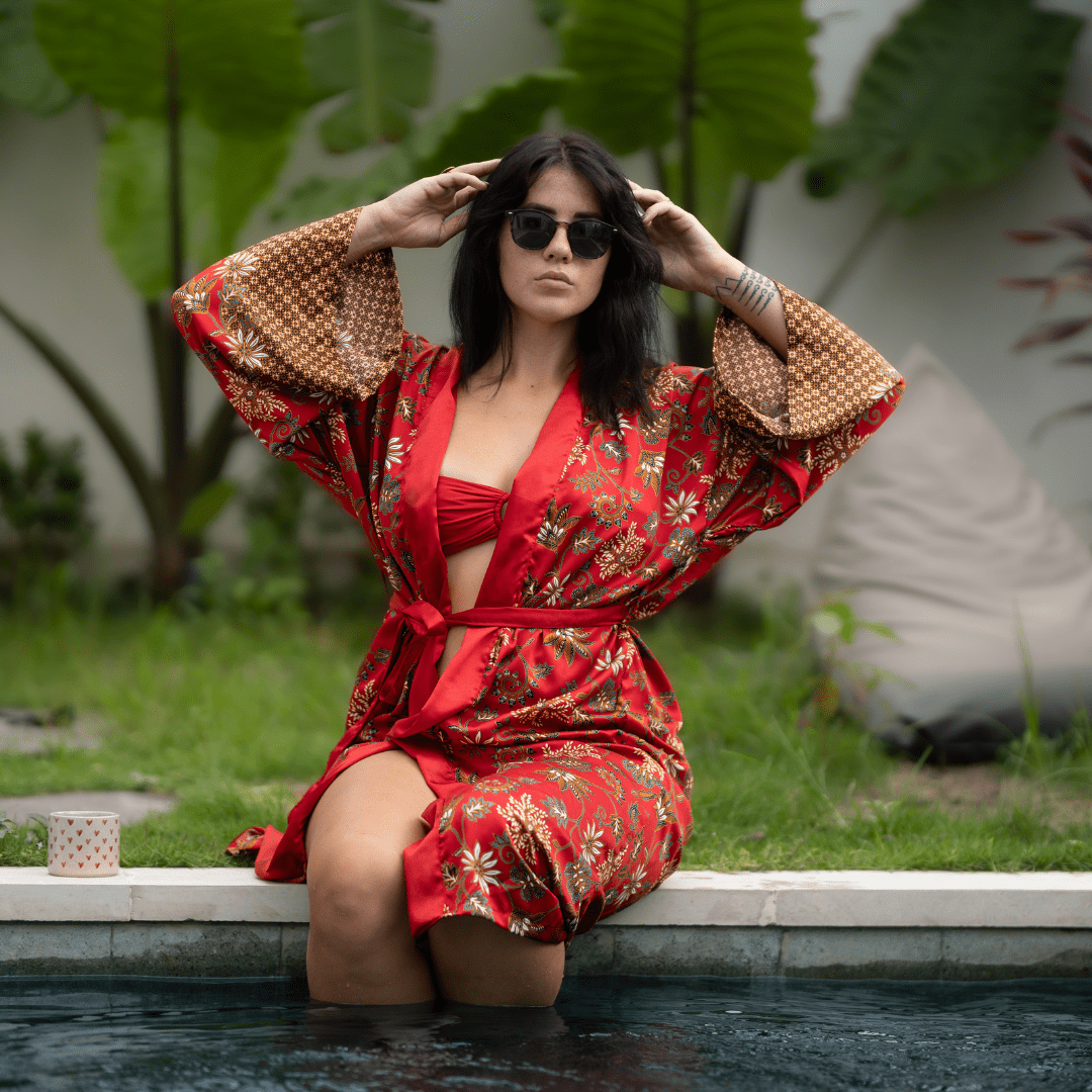 Lovina – Rouge fleuri : Kimono long en soie - Amboria