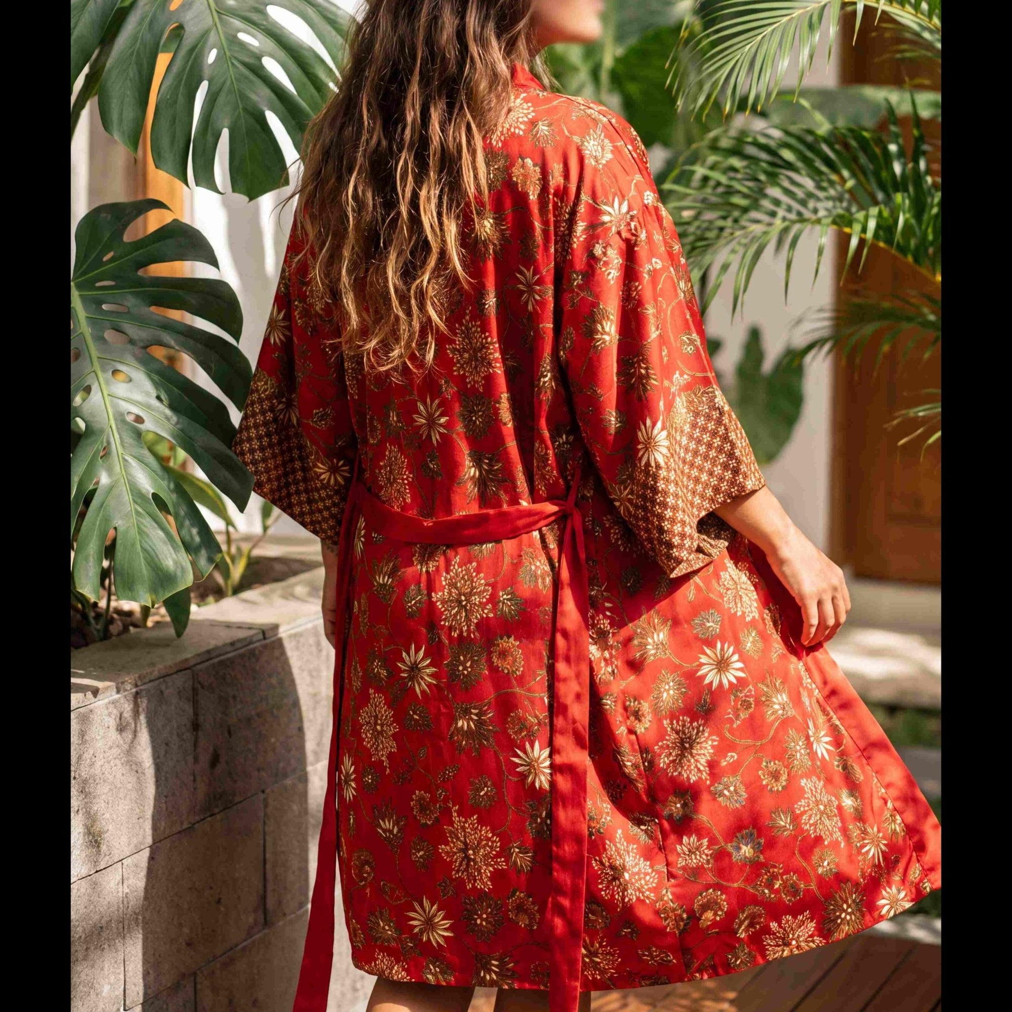 Lovina – Rouge fleuri : Kimono mi-long en soie - Amboria