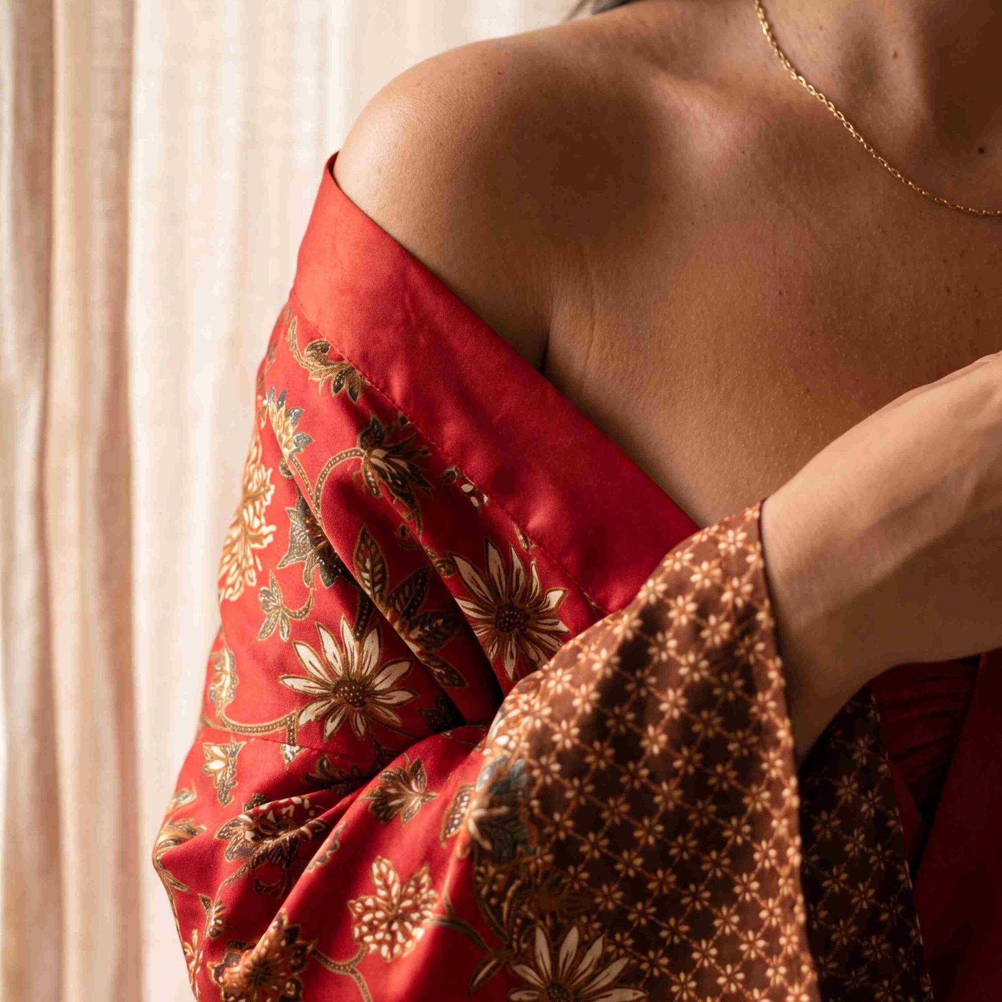 Lovina – Rouge fleuri : Kimono mi-long en soie - Amboria
