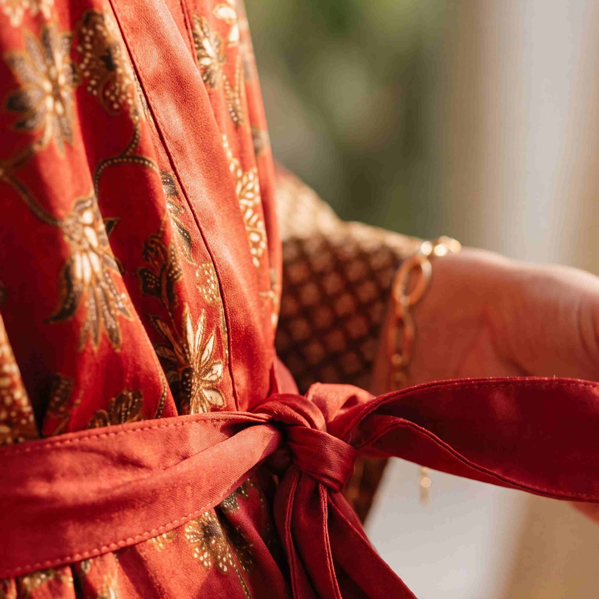 Lovina – Rouge fleuri : Kimono mi-long en soie - Amboria