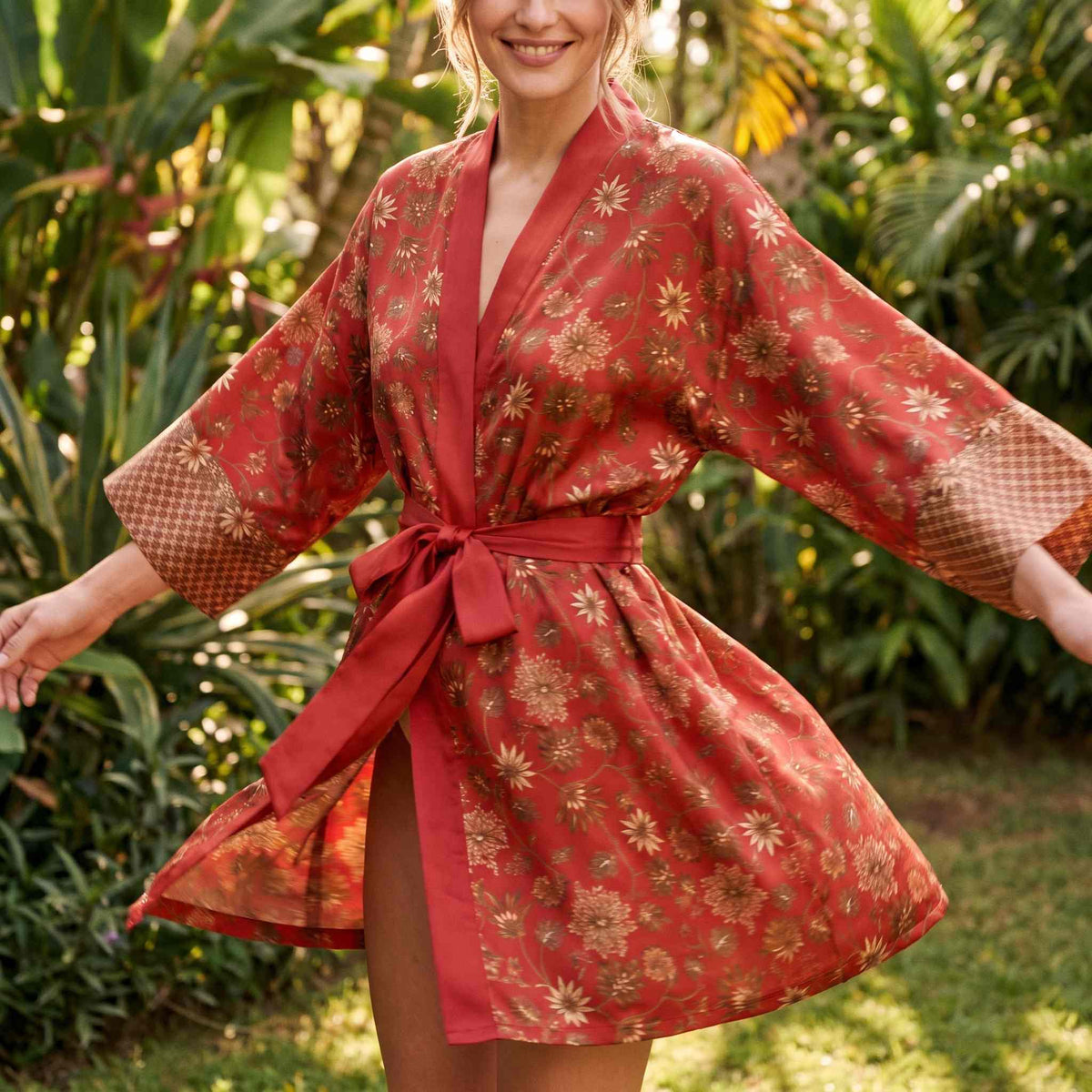 Lovina – Rouge fleuri : Kimono mi-long en soie - Amboria