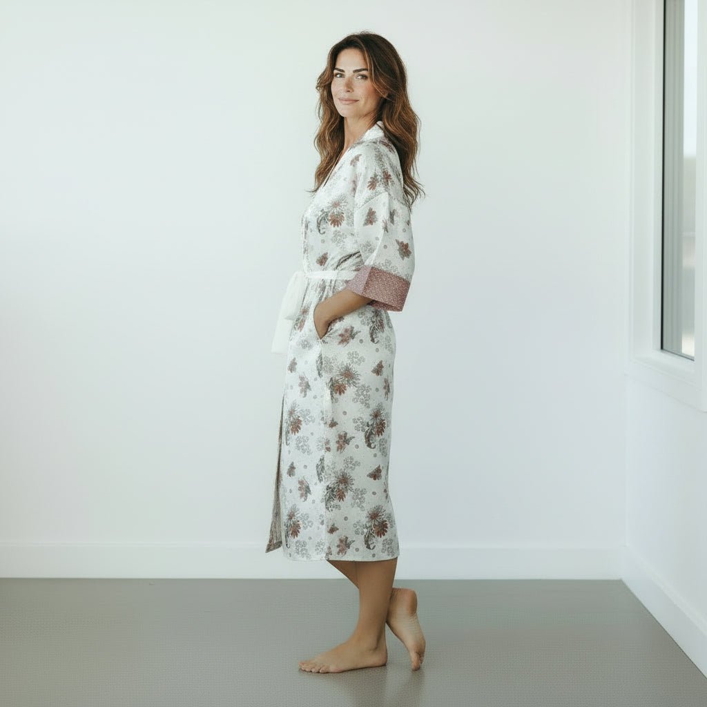 Nusa – Blanc fleuri : Kimono long en soie - Amboria