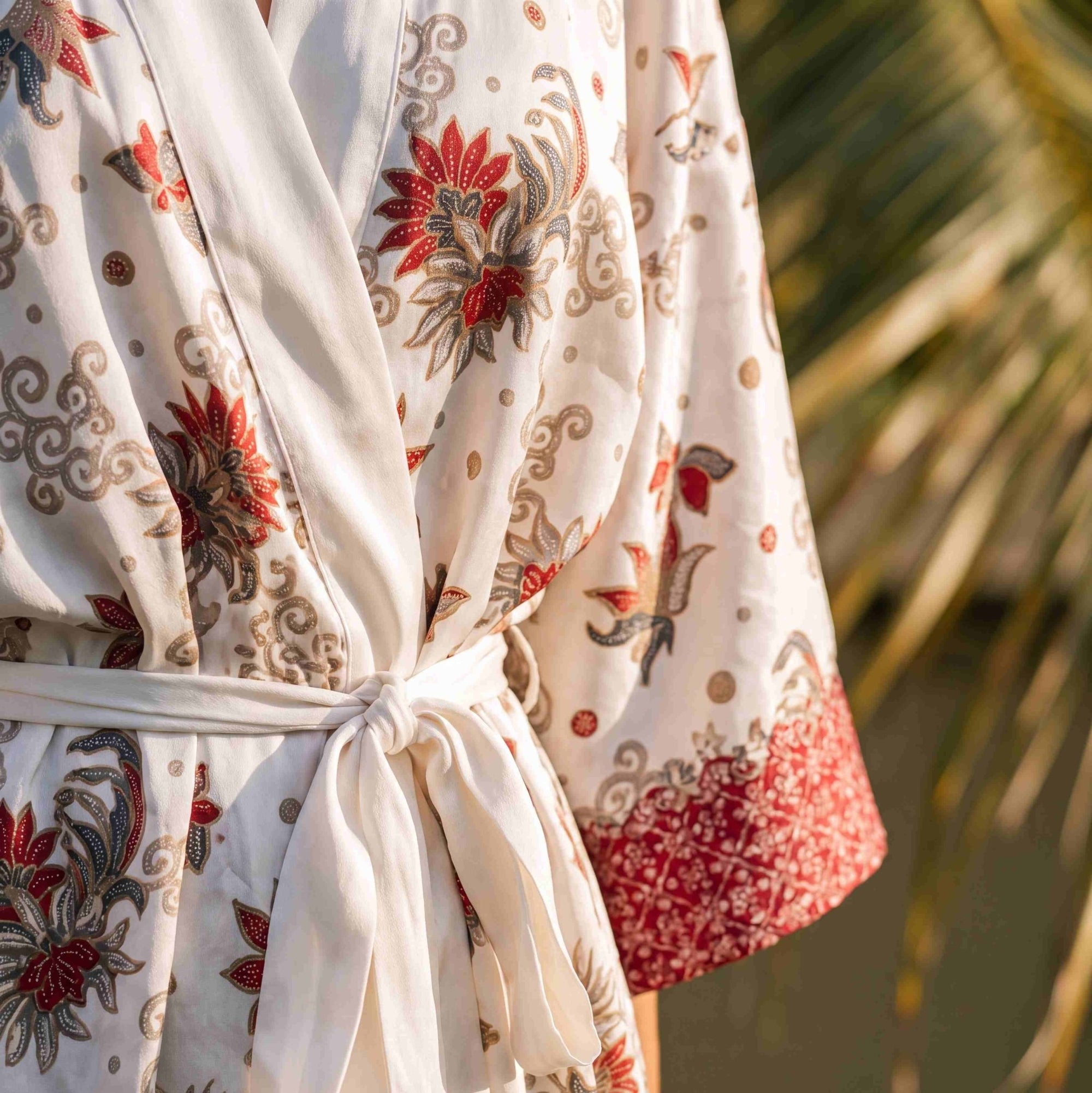 Nusa – Blanc fleuri : Kimono mi-long en soie - Amboria