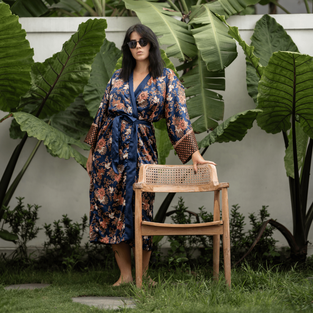 Sanur – Bleu fleuri : Kimono long en soie - Amboria