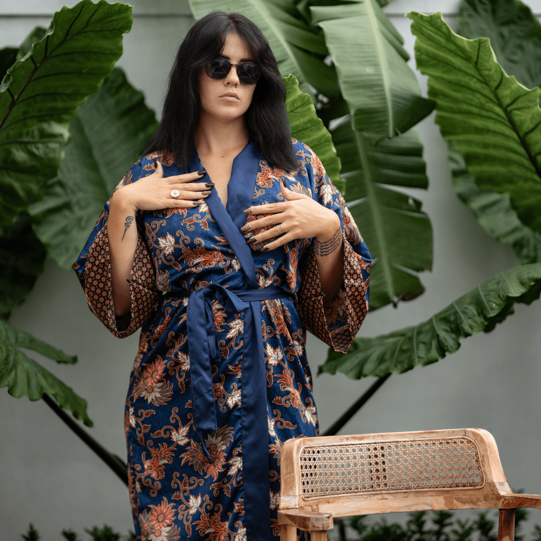 Sanur – Bleu fleuri : Kimono long en soie - Amboria