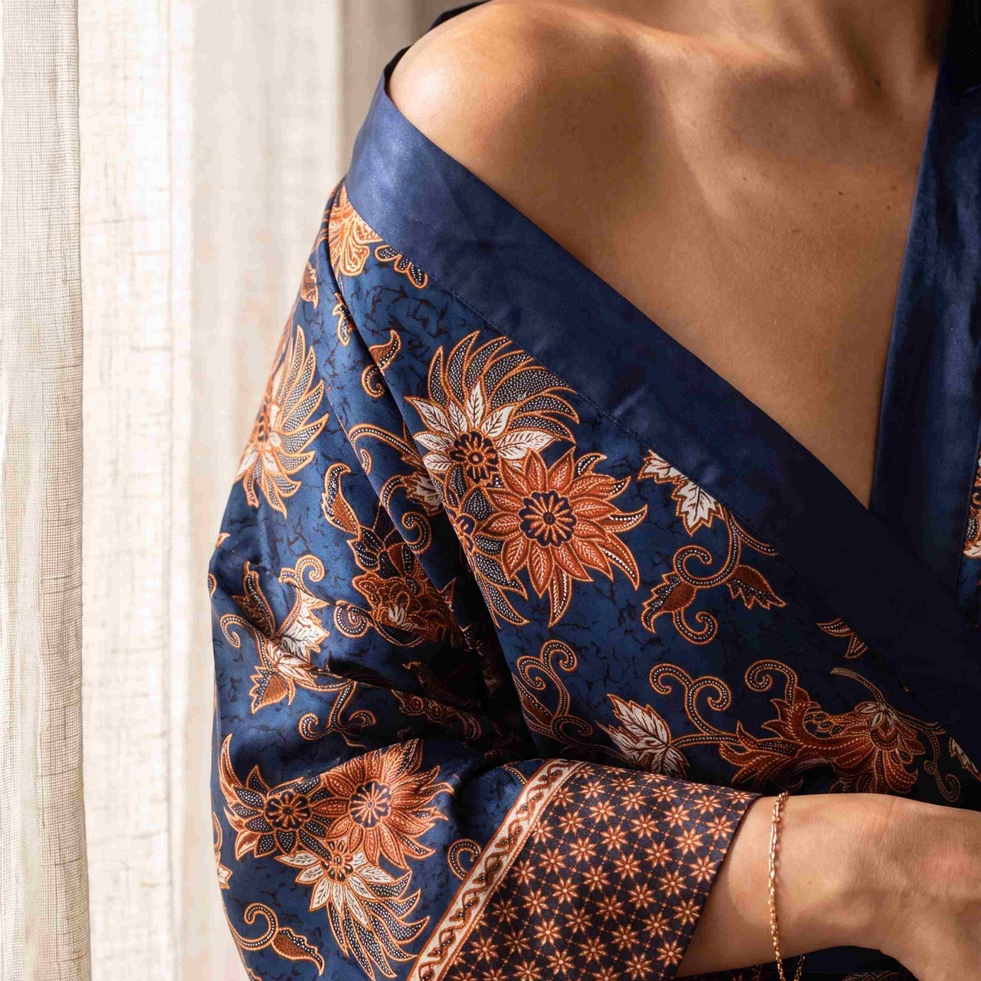 Sanur – Bleu fleuri : Kimono long en soie - Amboria