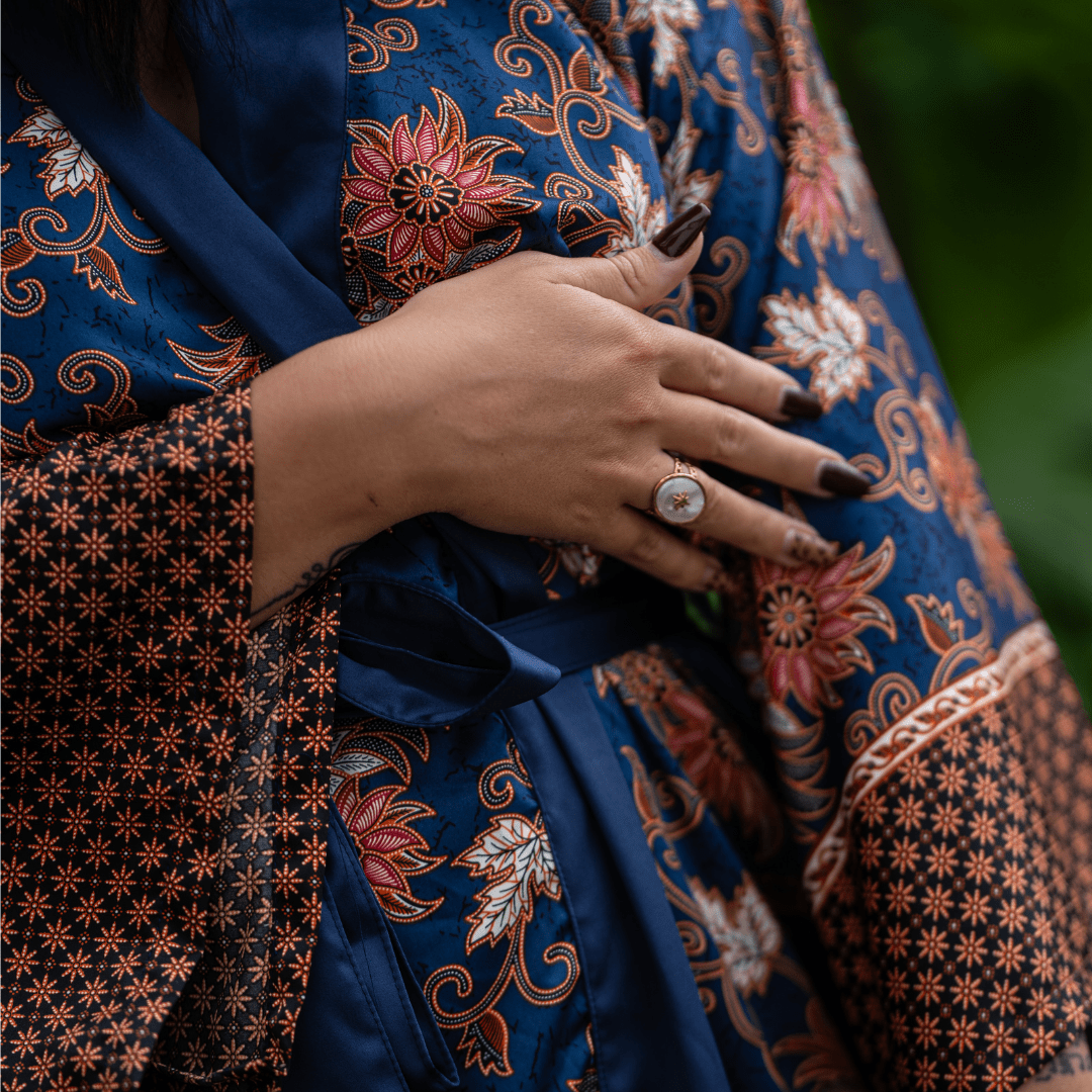 Sanur – Bleu fleuri : Kimono mi - long en soie - Amboria