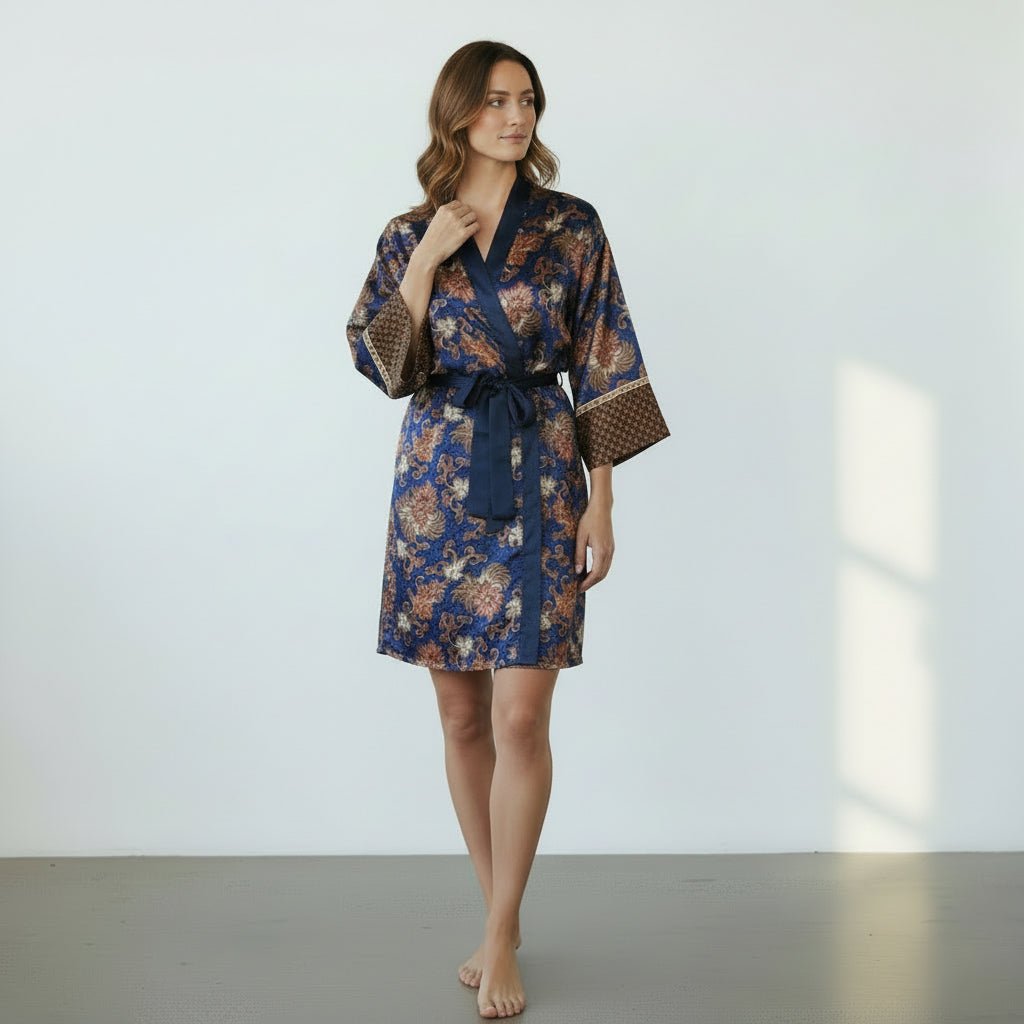 Sanur – Bleu fleuri : Kimono mi - long en soie - Amboria