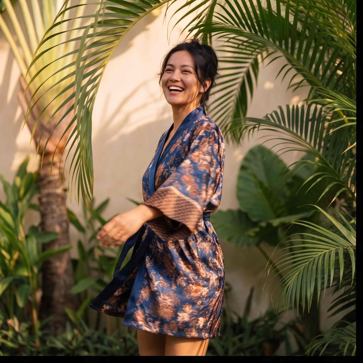 Sanur – Bleu fleuri : Kimono mi-long en soie - Amboria