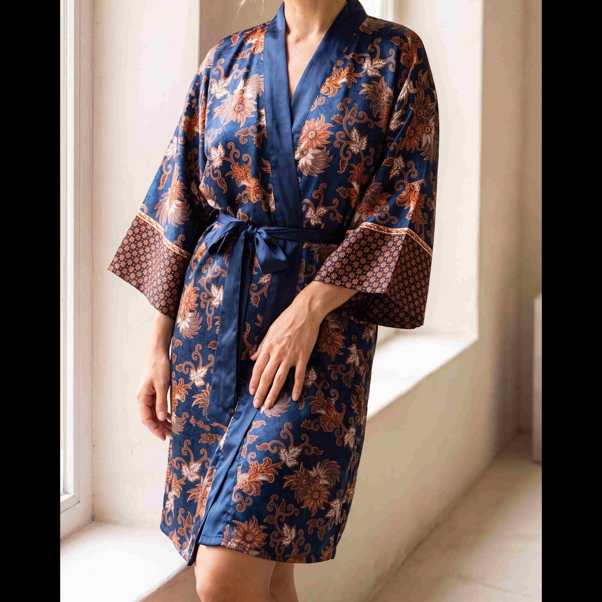 Sanur – Bleu fleuri : Kimono mi-long en soie - Amboria