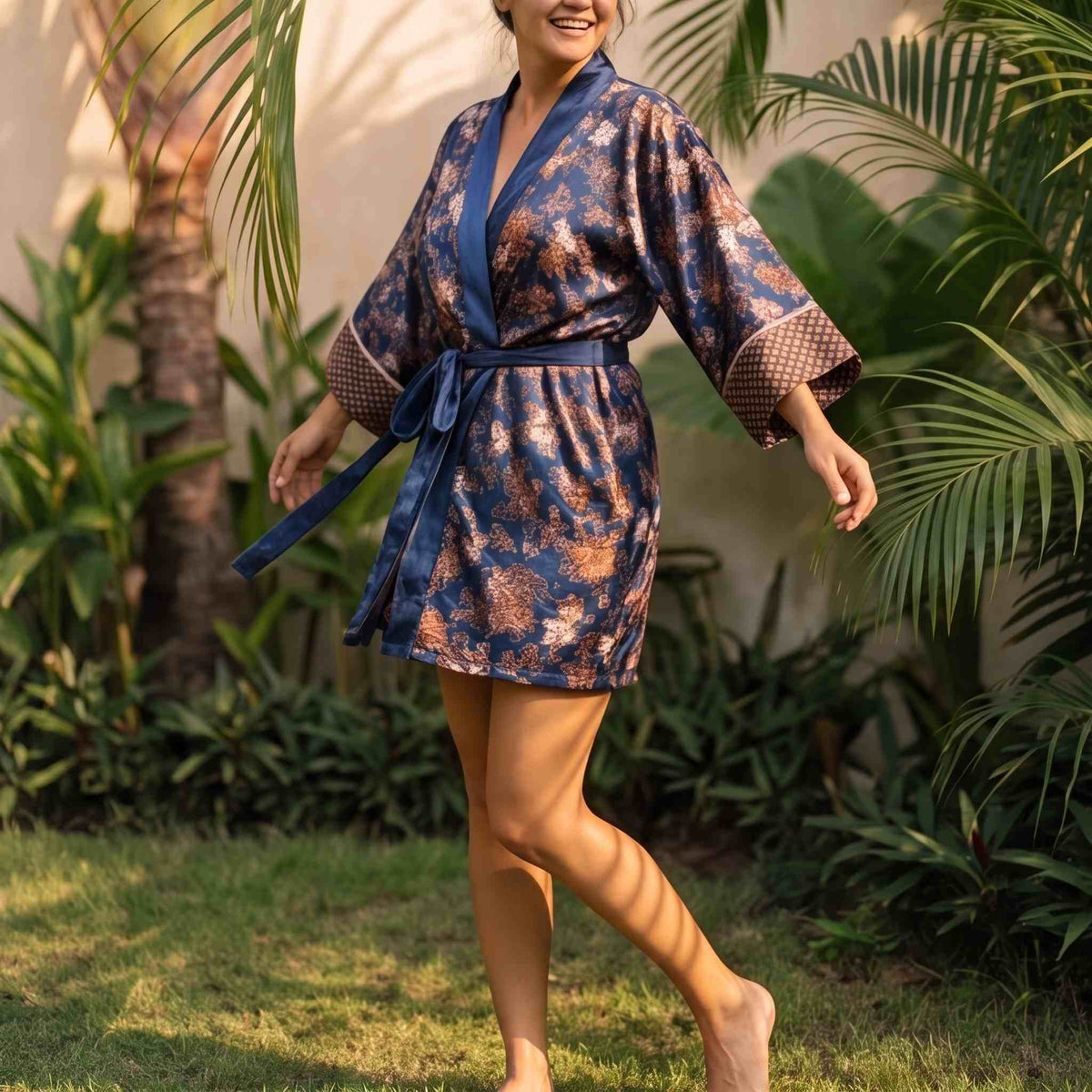 Sanur – Bleu fleuri : Kimono mi-long en soie - Amboria