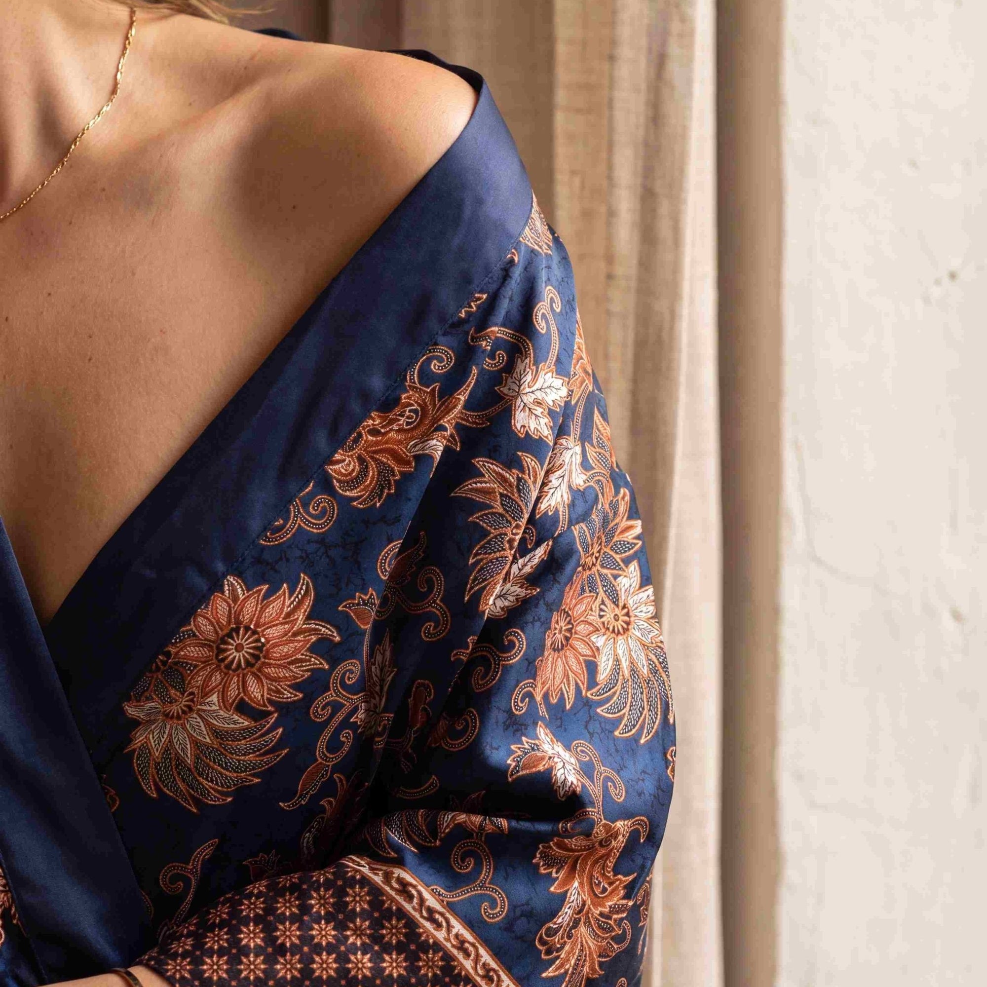 Sanur – Bleu fleuri : Kimono mi-long en soie - Amboria