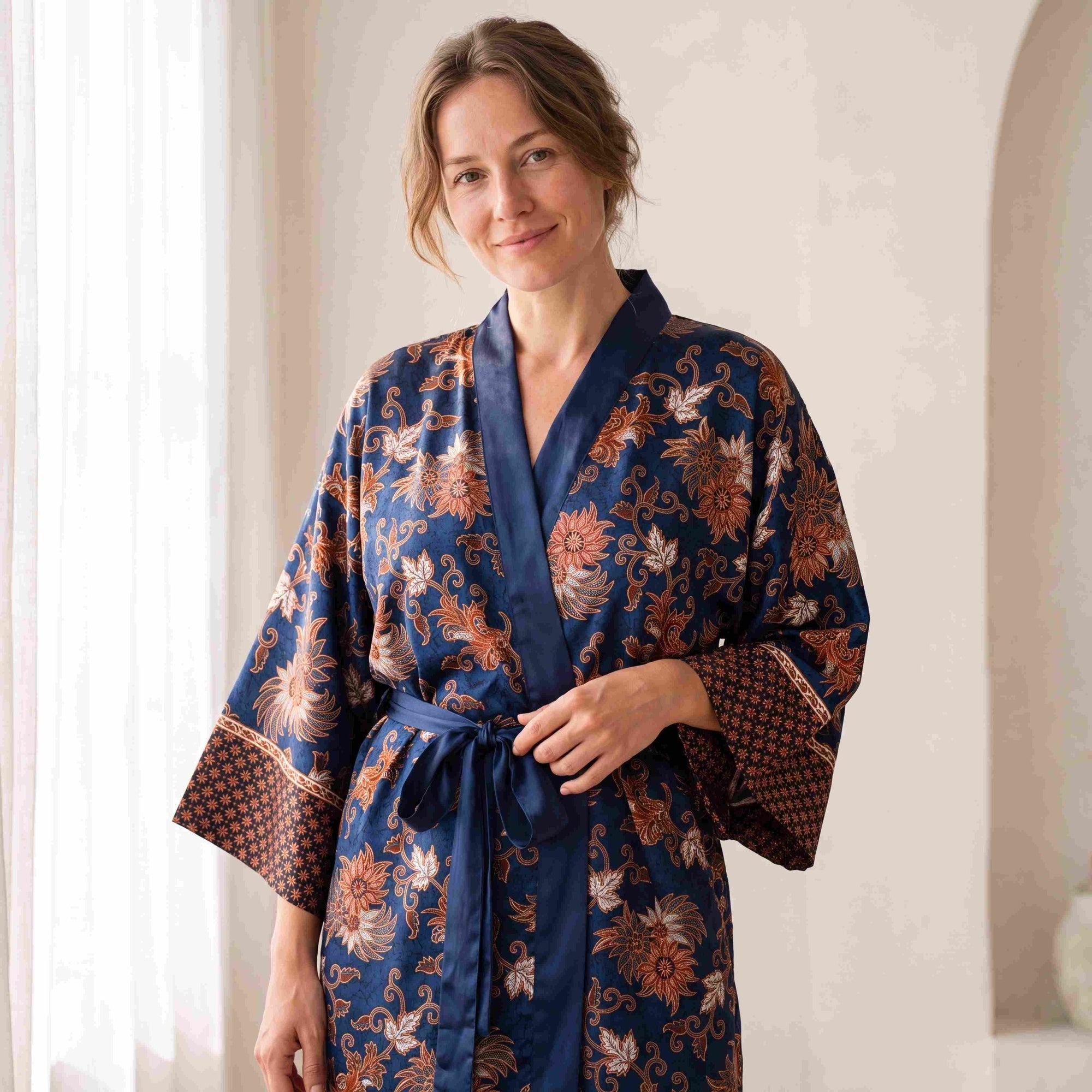 Sanur – Bleu fleuri : Kimono mi-long en soie - Amboria