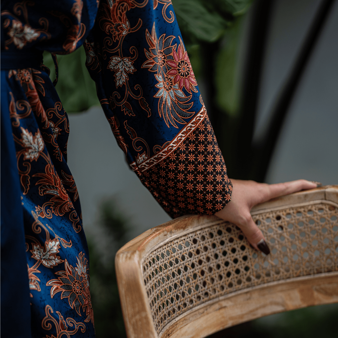 Sanur – Bleu fleuri : Kimono mi - long en soie - Amboria