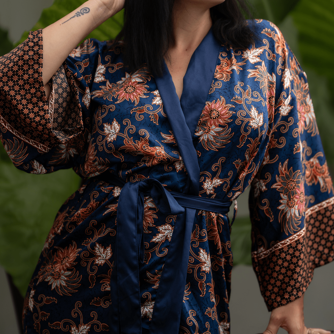 Sanur – Bleu fleuri : Kimono mi - long en soie - Amboria