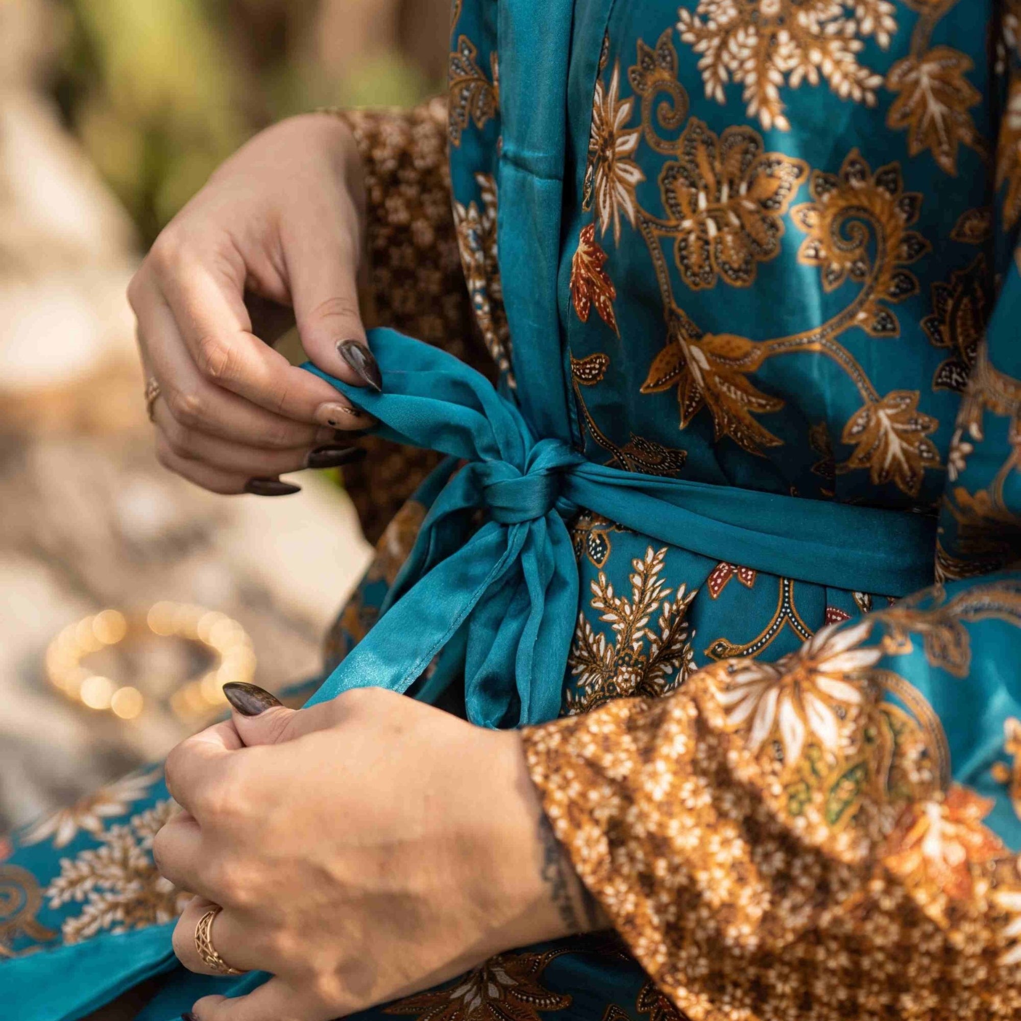 Ubud – Vert fleuri : Kimono long en soie - Amboria