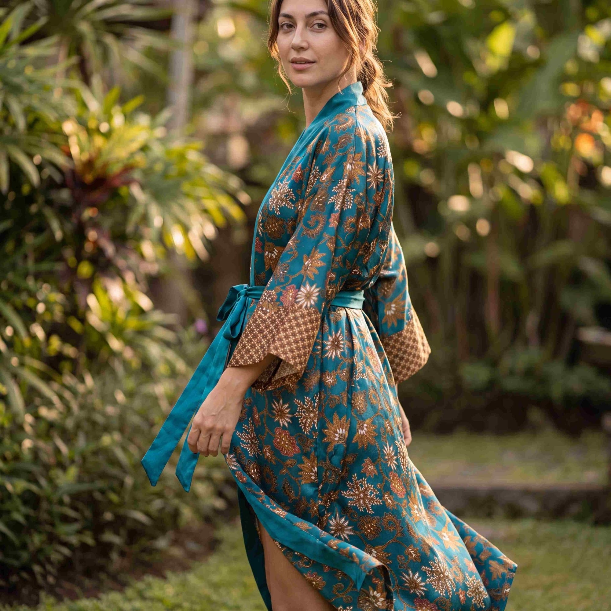 Ubud – Vert fleuri : Kimono long en soie - Amboria