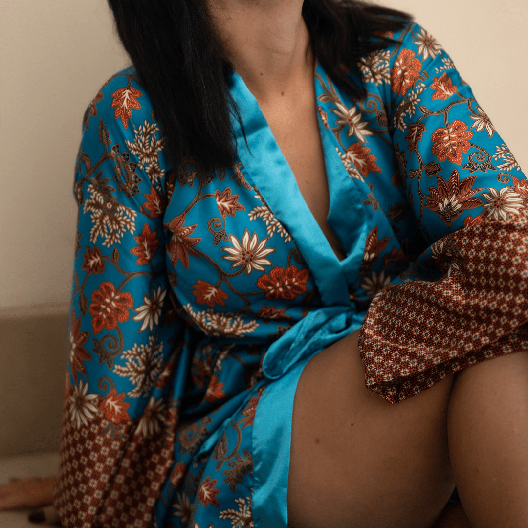 Uluwatu – Turquoise fleuri : Kimono long en soie - Amboria