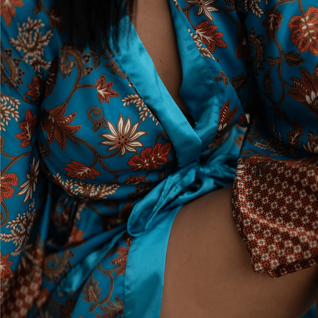 Uluwatu – Turquoise fleuri : Kimono long en soie - Amboria
