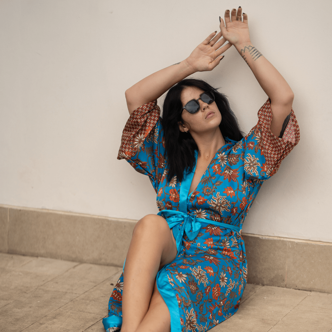 Uluwatu – Turquoise fleuri : Kimono long en soie - Amboria