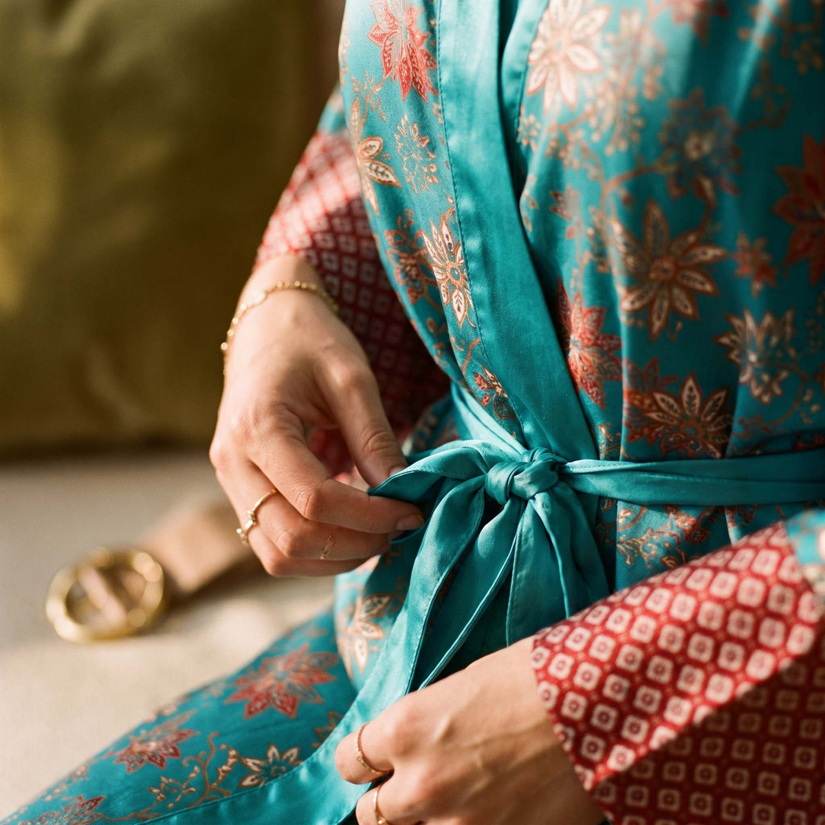 Uluwatu – Turquoise fleuri : Kimono mi-long en soie - Amboria