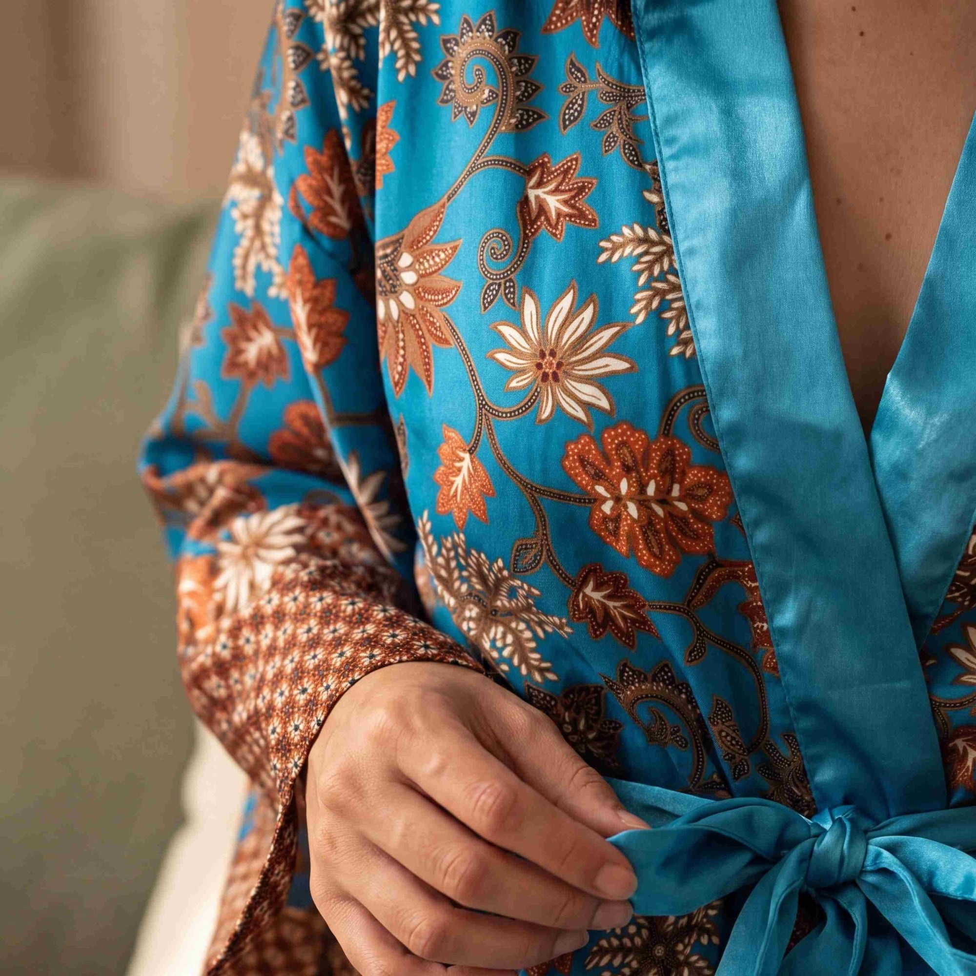 Uluwatu – Turquoise fleuri : Kimono mi-long en soie - Amboria
