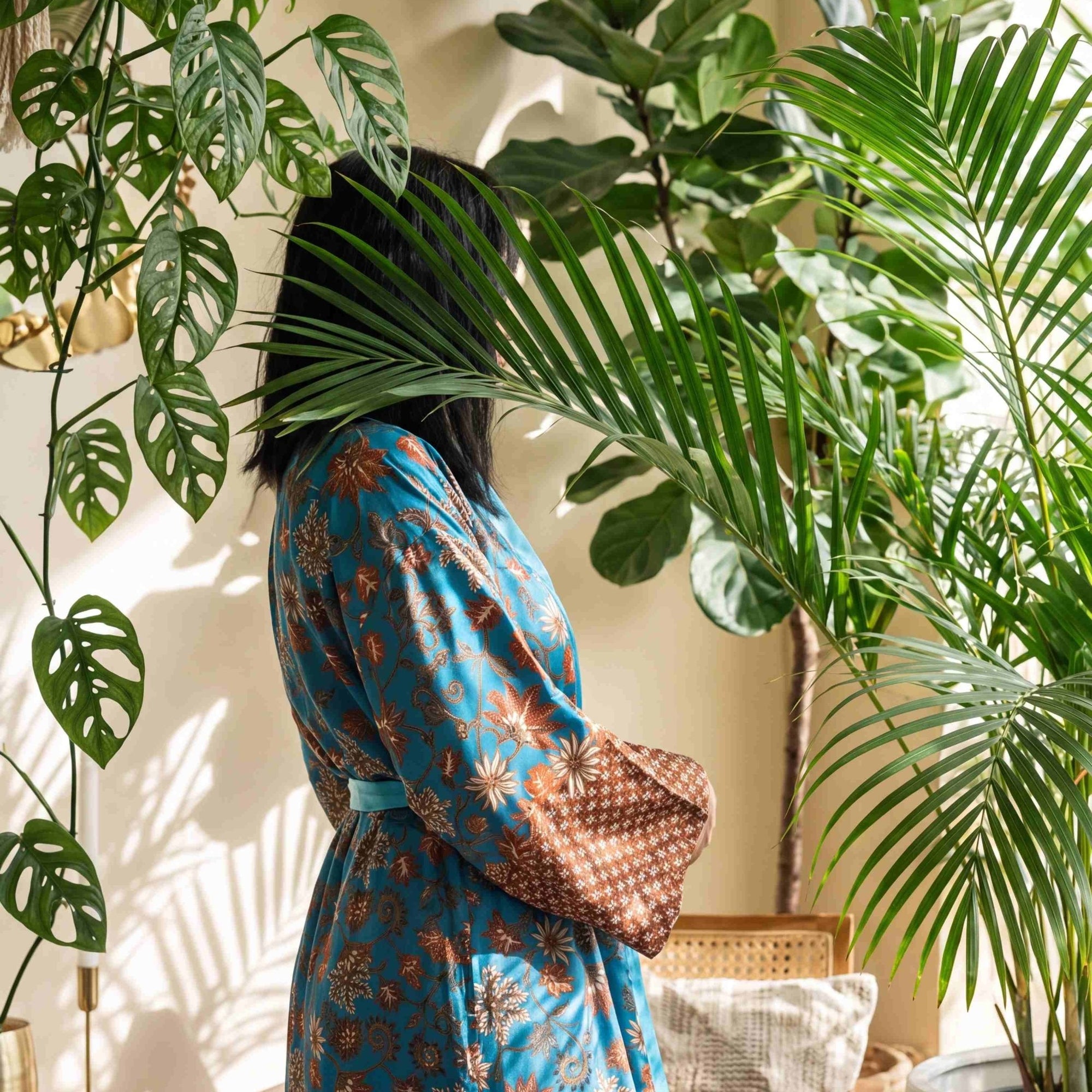 Uluwatu – Turquoise fleuri : Kimono mi-long en soie - Amboria