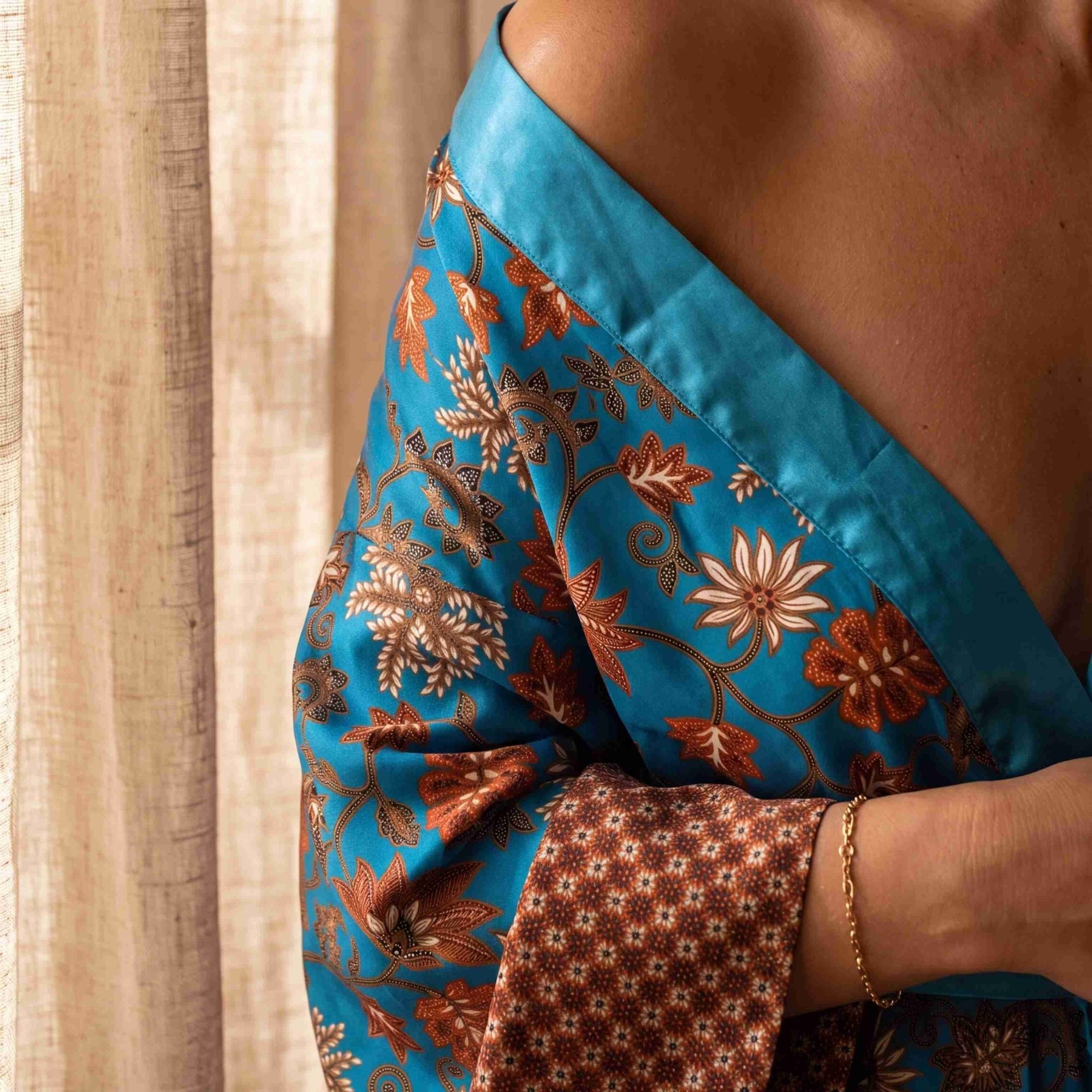 Uluwatu – Turquoise fleuri : Kimono mi-long en soie - Amboria